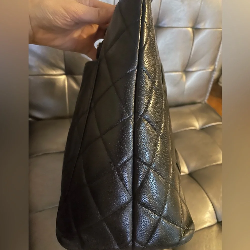 ‼️FINAL PRICE DROP‼️VINTAGE CHANEL MEDALLION TOTE BAG - Picture 7 of 17